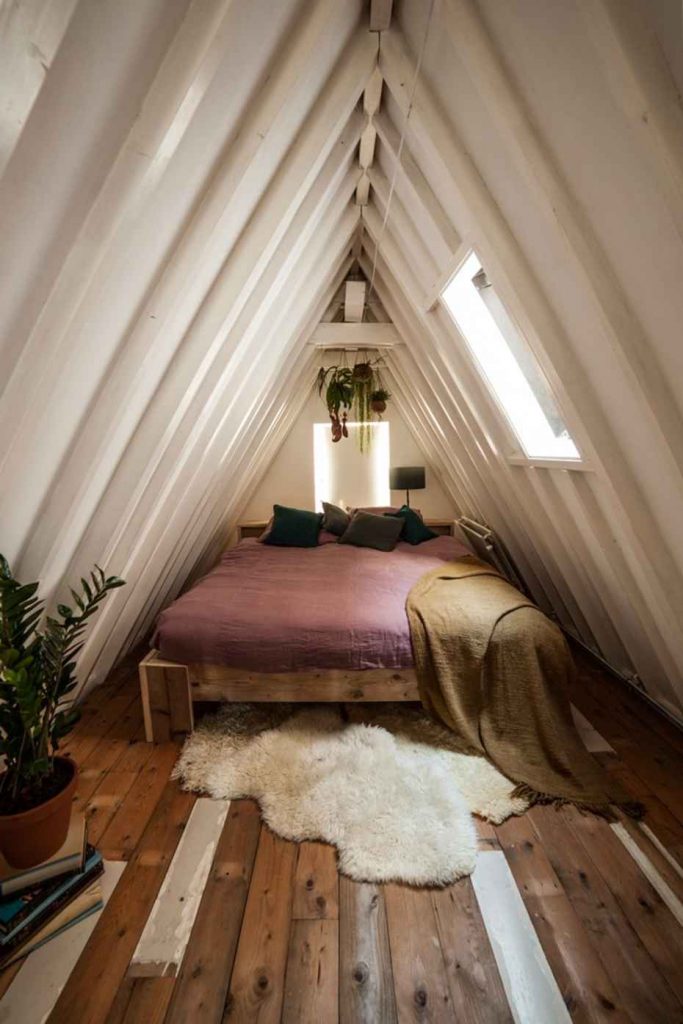 10 Ultra Small Bedrooms with King Size Beds