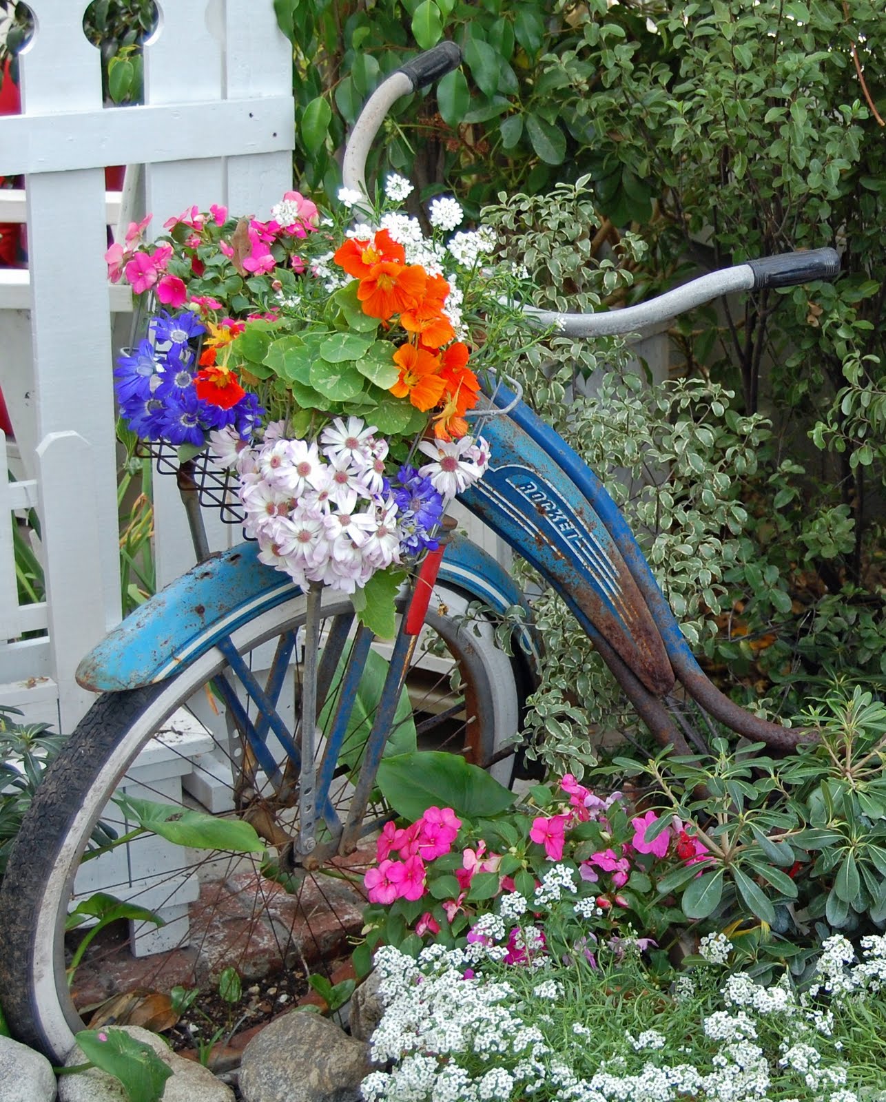 15 Fascinating Ways To Do DIY Bicycle Decor In Your Garden - Page 2 of 2