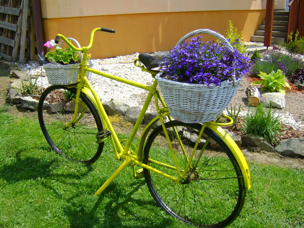 15 Fascinating Ways To Do DIY Bicycle Decor In Your Garden