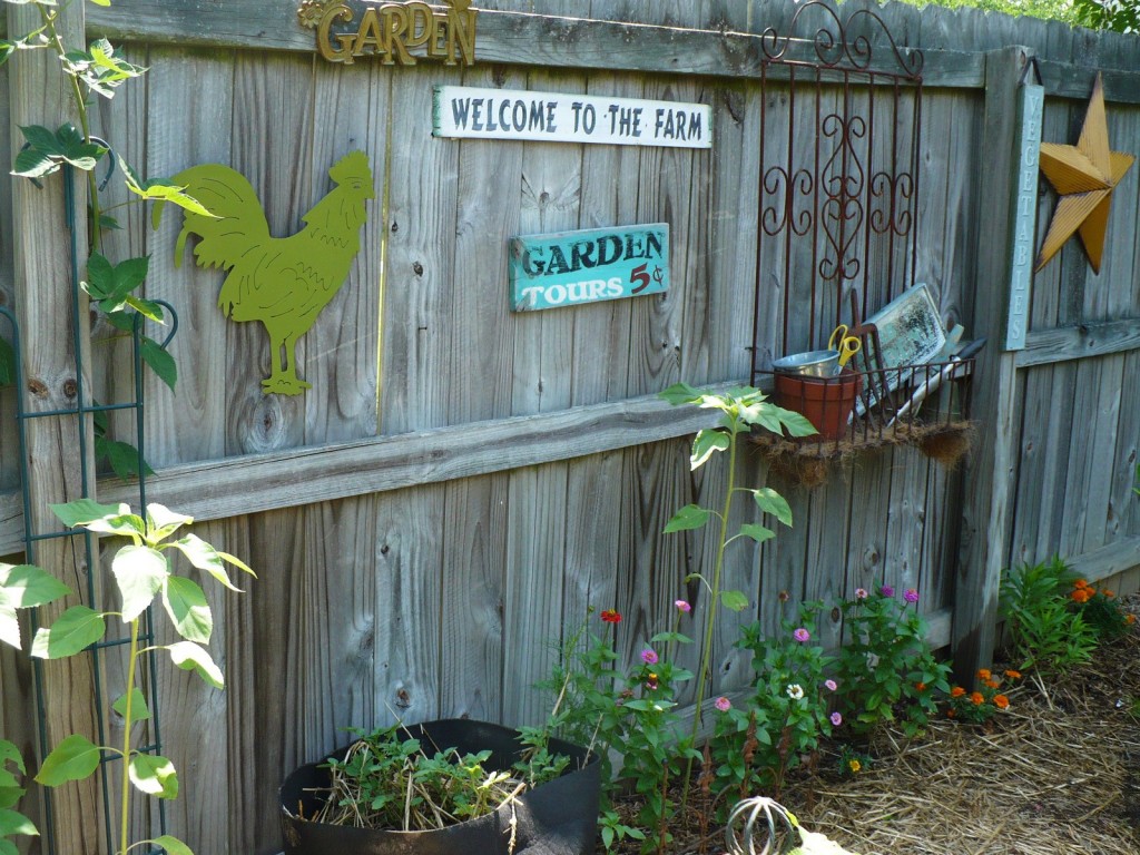 Garden Fence Decor Ideas To Bring Whimsy To The Dull Planks