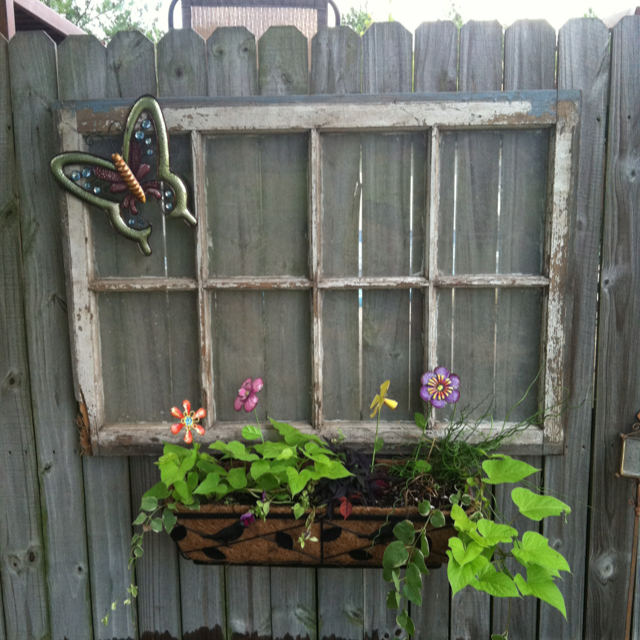 Garden Fence Decor Ideas To Bring Whimsy To The Dull Planks - Page 2 of 2