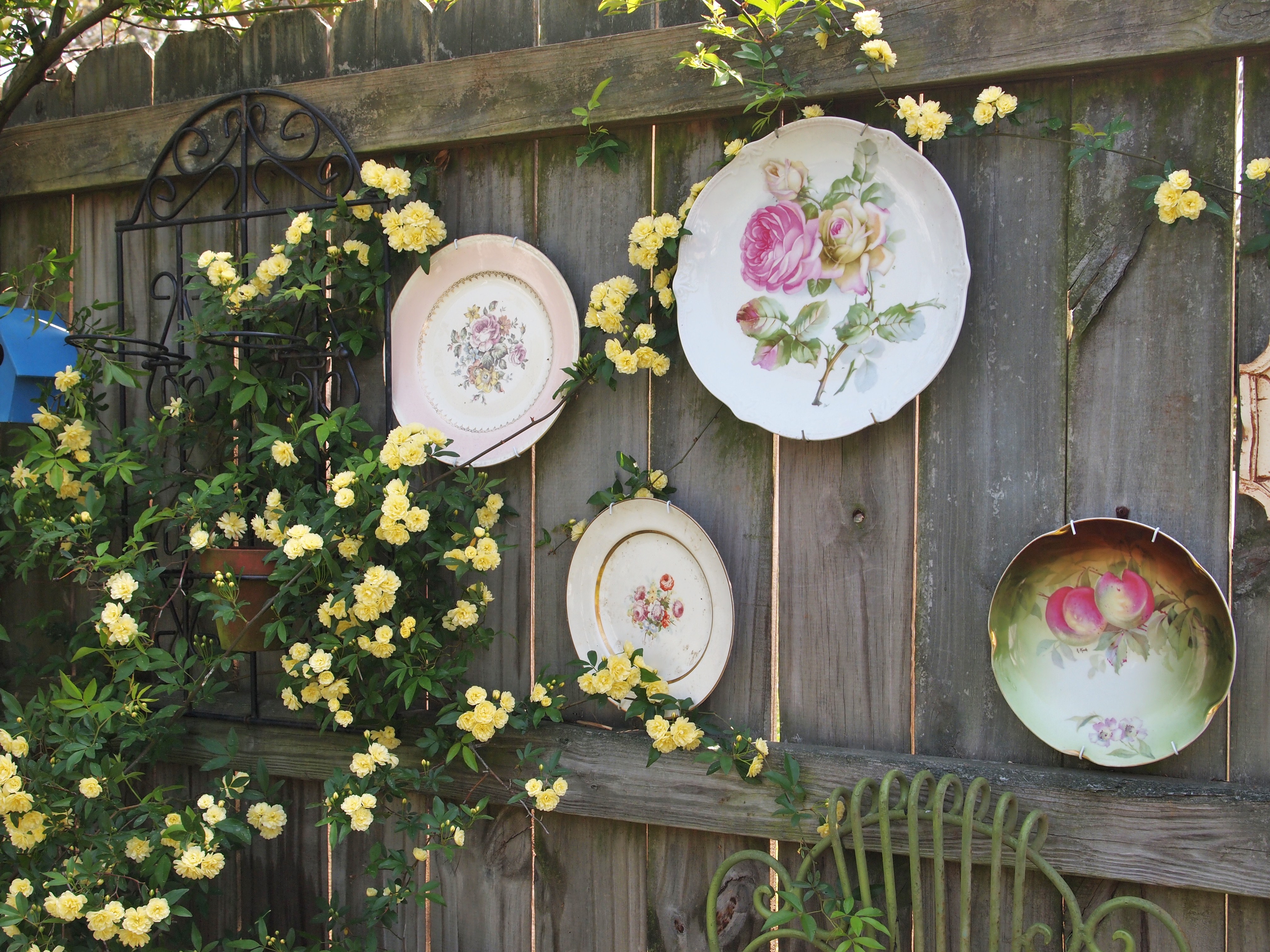 Garden Fence Decor Ideas To Bring Whimsy To The Dull Planks - Page 2 of 2