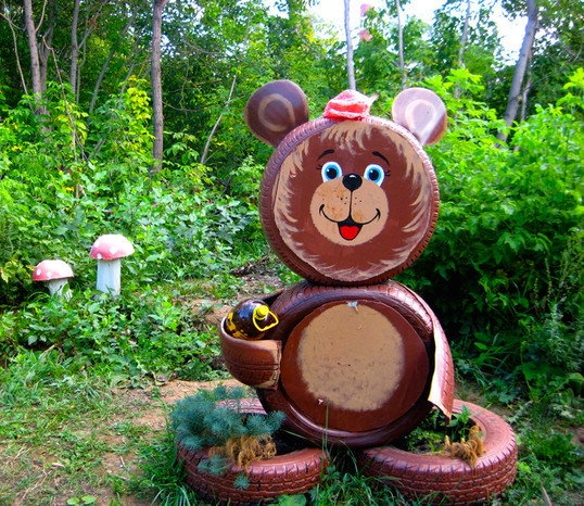 creative-brown-diy-little-bear-made-by-tires-how-to-reuse-tires-garden-cute-outdoor-decoration