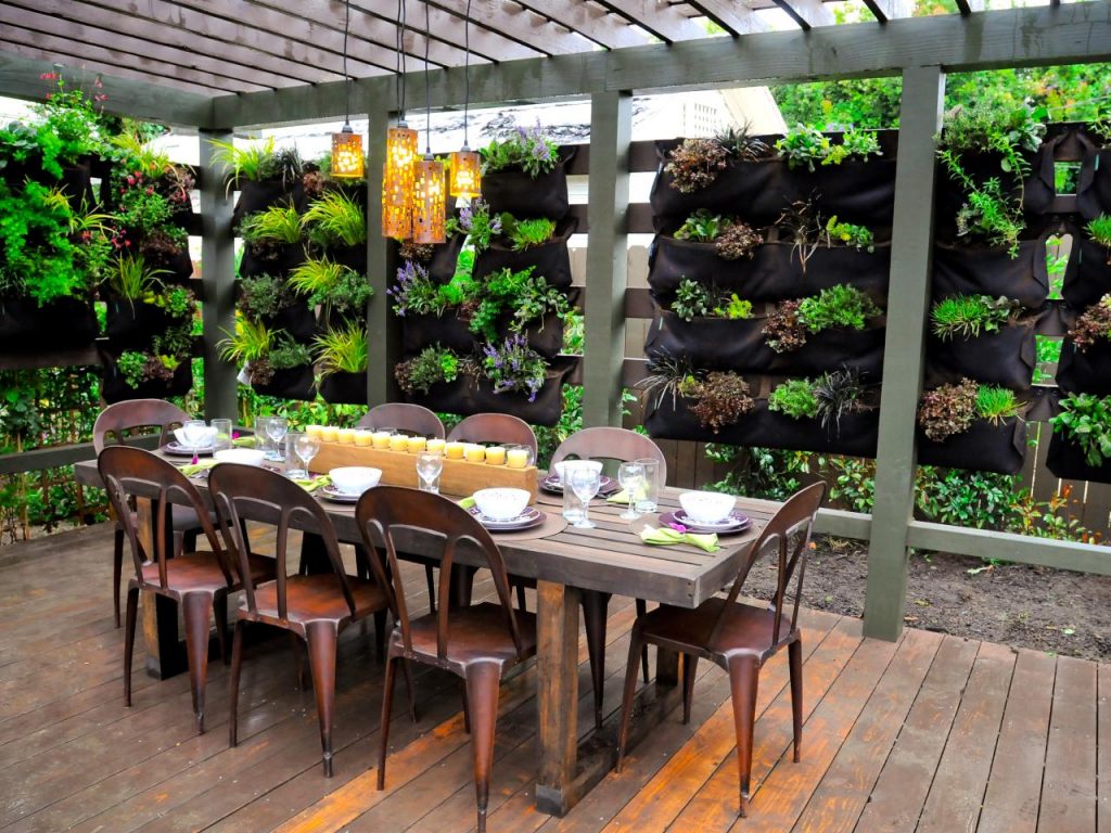 horjd304_outdoor-dining-room-garden-wall_s4x3-jpg-rend-hgtvcom-1280-960
