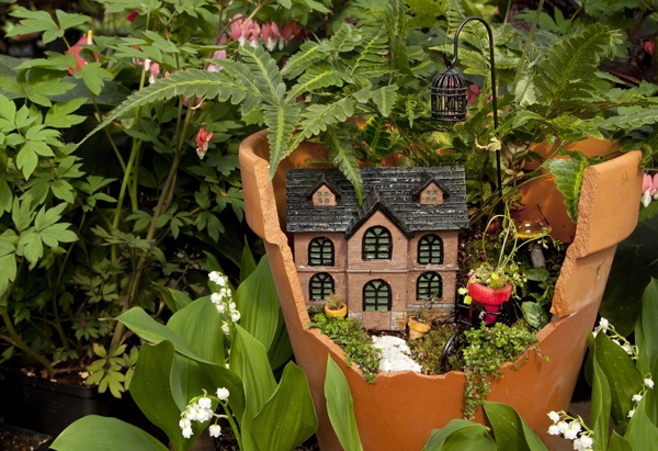 magical-fairy-gardens-made-from-broken-pots-14