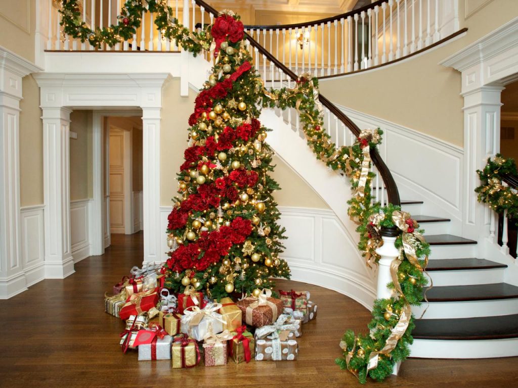 Wonderful Christmas Staircase Decorations You Need To See - Page 2 of 3