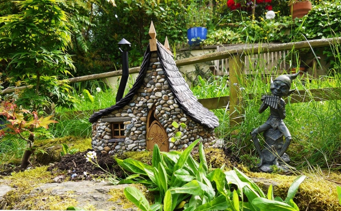 garden-decor-with-enchanted-cottages-1