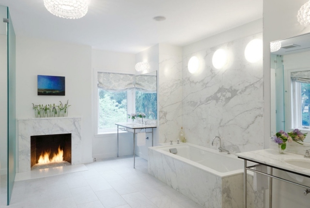 Weiss Marmor Badezimmer Wandlook Stylisch Beleuchtet Eingebauter Kamin