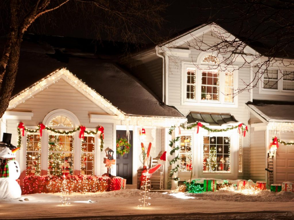 _white-home-christmas-lights-garland-inflatable-snowman_s4x3-jpg-rend-hgtvcom-1280-960