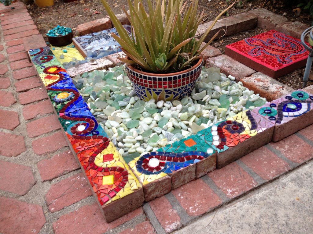 20 DIY Mosaic Ideas to Make for Your Garden - Page 2 of 2