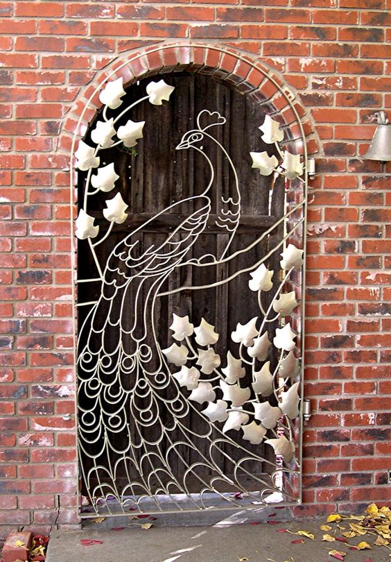 18 Majestic Metal Garden Gates That Will Make You Say WOW