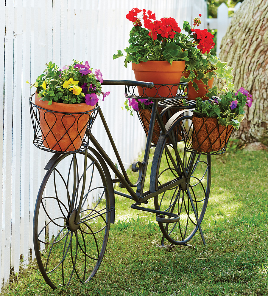 15 Fascinating Ways To Do DIY Bicycle Decor In Your Garden   Bicycle Garden Decor 7 