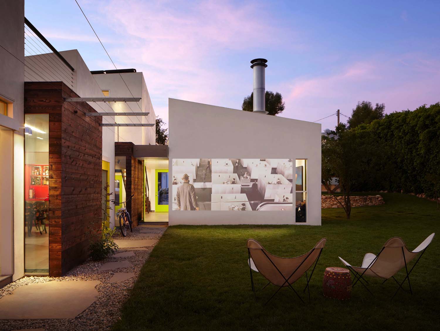 Easy DIY Outdoor Cinema Will Make Your Yard The Ultimate Place For