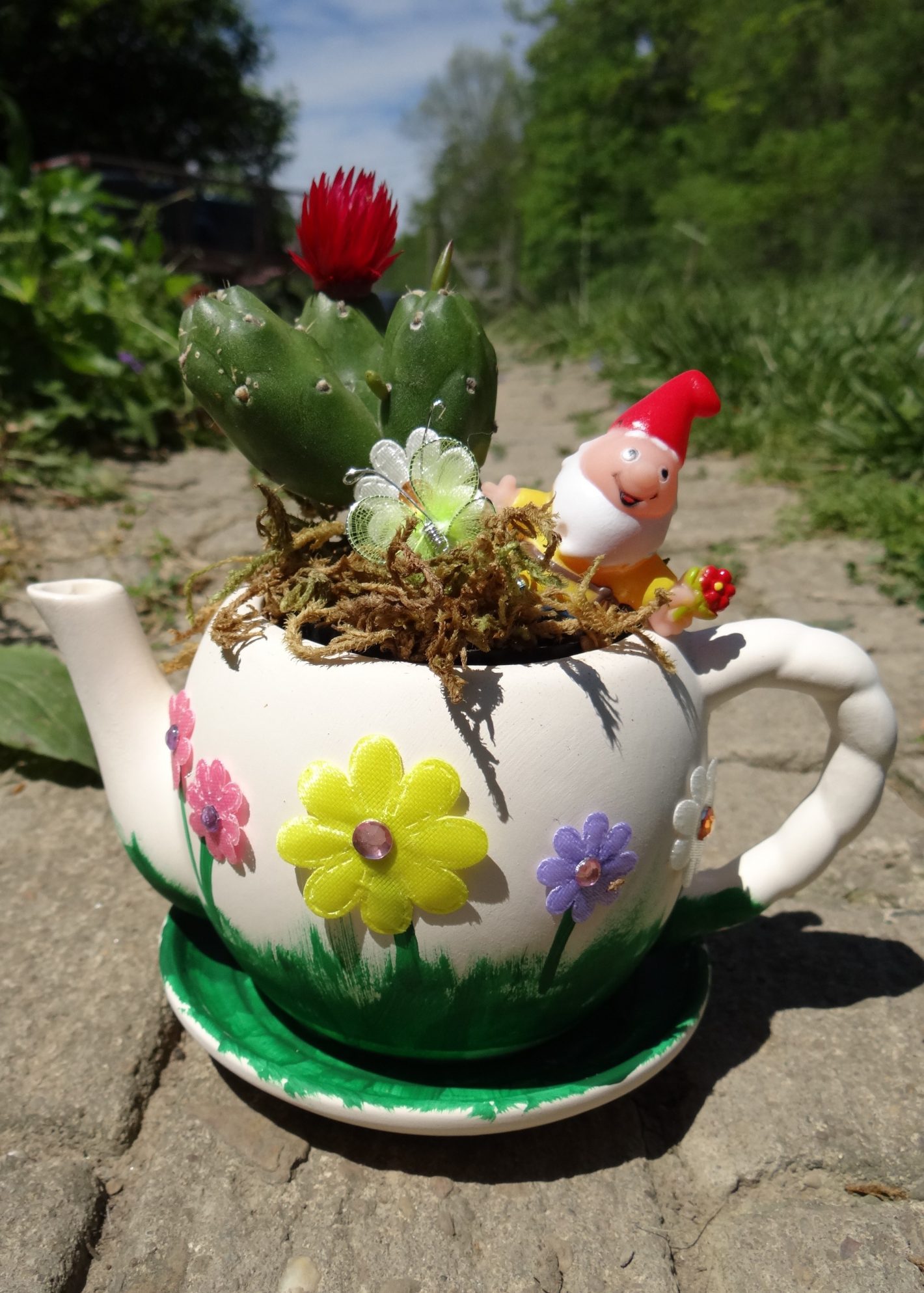 Fascinating Teapot Garden Decor Ideas That Anyone Can Make