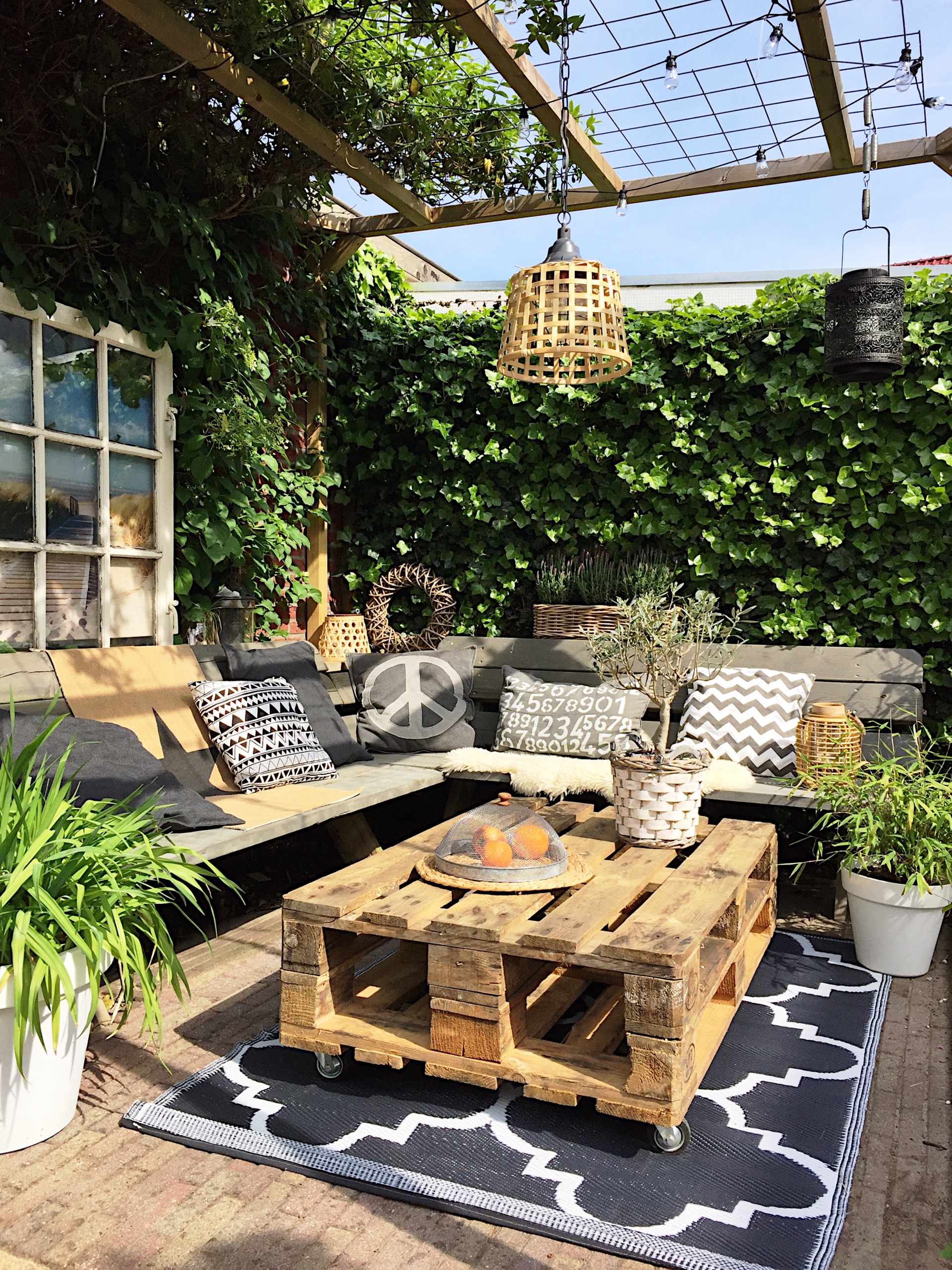 Create Yours Outdoor Dining Area For The Ultimate Summer Entertaining
