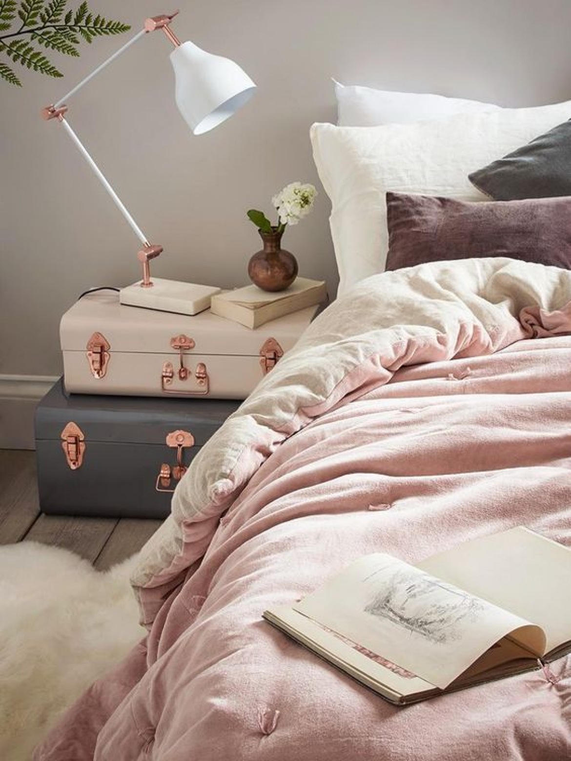 Как убрать постель. Красиво убранная кровать. Розовый текстиль в интерьере спальни. Неубранная кровать.