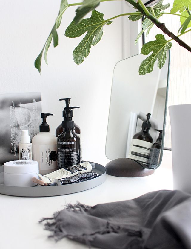 Bathroom Vanity Tray Ideas For Organizing In A Sleek Way - Page 2 of 3