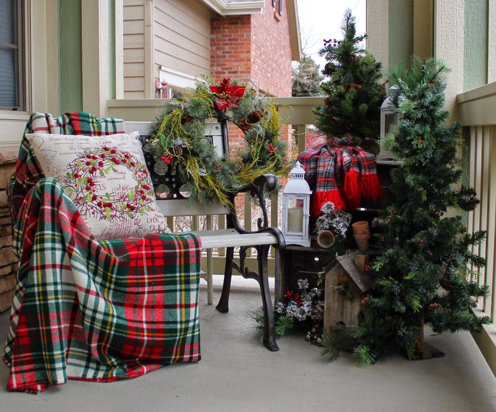 Wonderful Christmas Balcony Decor Ideas To Spice It Up For The Holidays.
