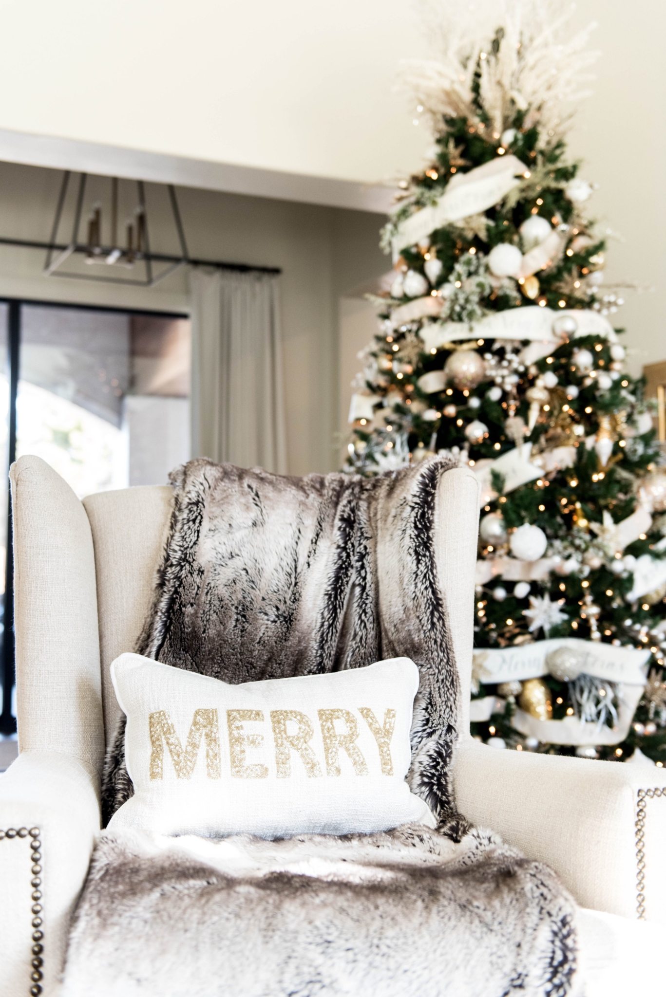 All White Christmas Decor Ideas That Don&#039;t Look Boring At All