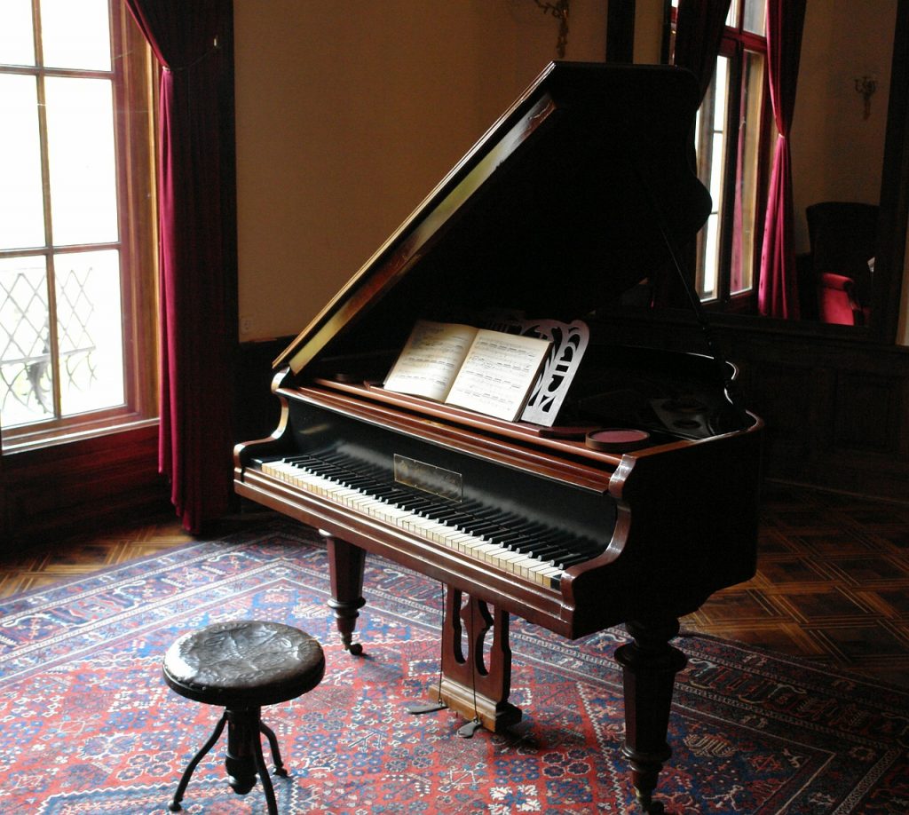 the-intricacies-of-moving-a-grand-piano-across-country